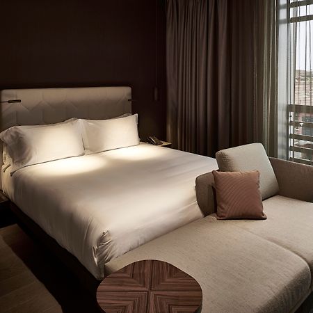 โรงแรมวีไอยู มิลาน ภายนอก รูปภาพ A bedroom with a parquet floor