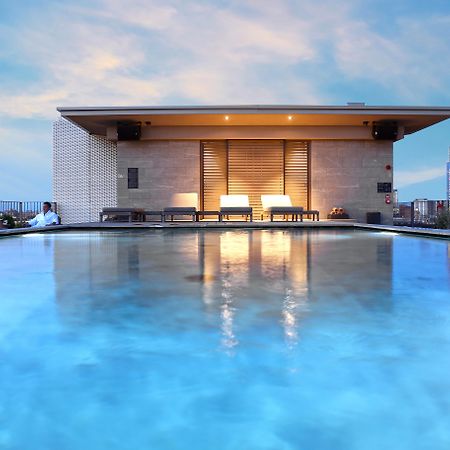 โรงแรมวีไอยู มิลาน ภายนอก รูปภาพ The rooftop pool at the hotel