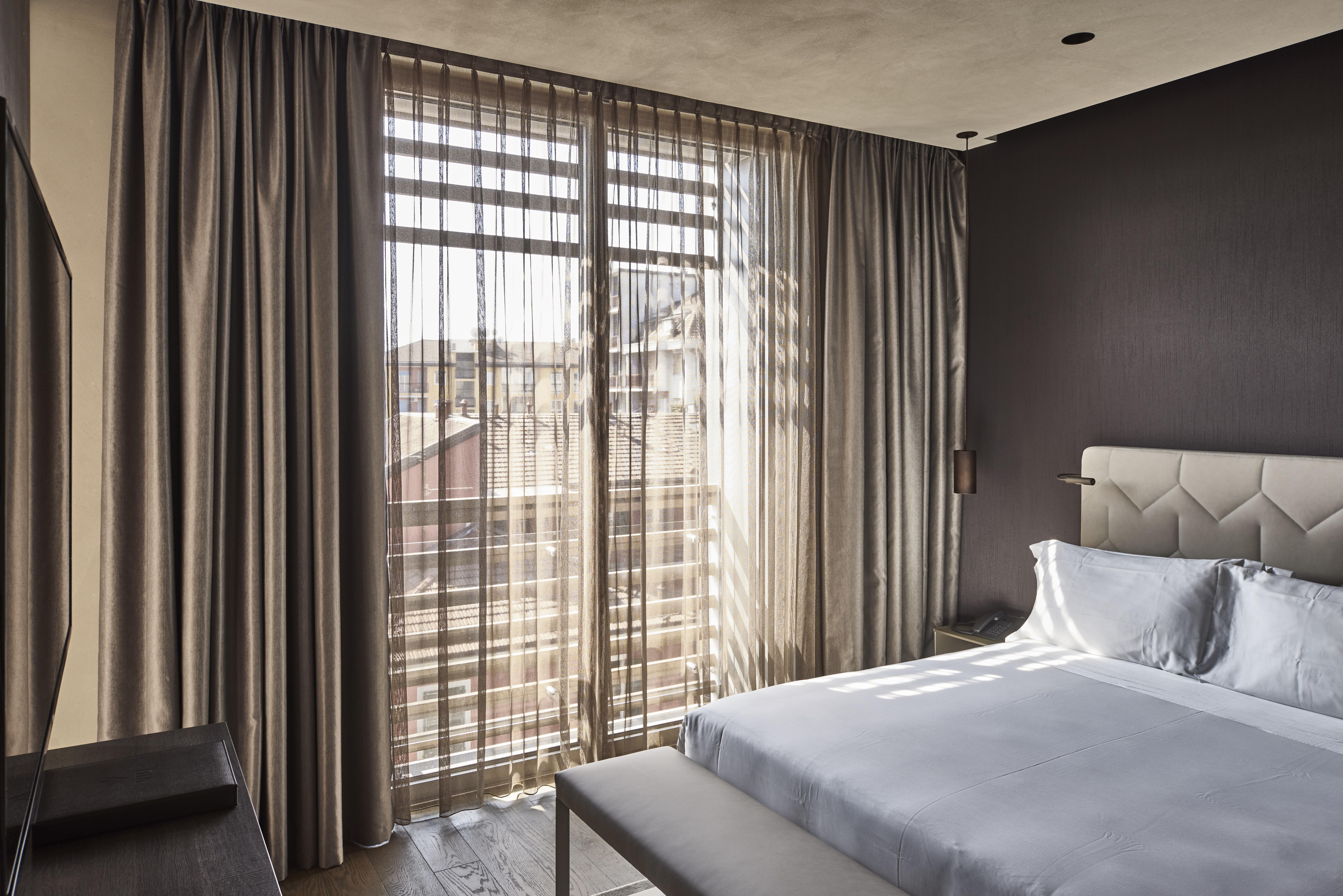 โรงแรมวีไอยู มิลาน ภายนอก รูปภาพ Curtains in a bedroom