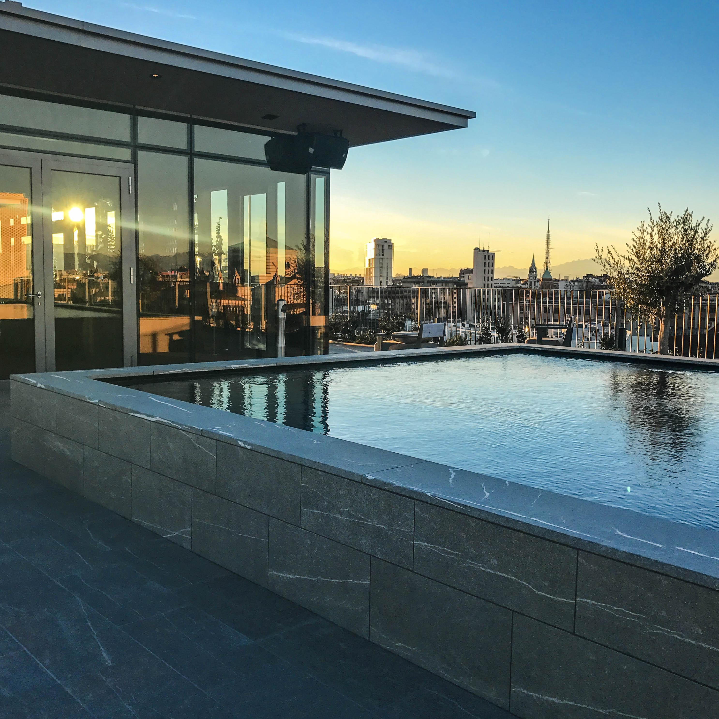 โรงแรมวีไอยู มิลาน ภายนอก รูปภาพ The rooftop pool at The Standard London