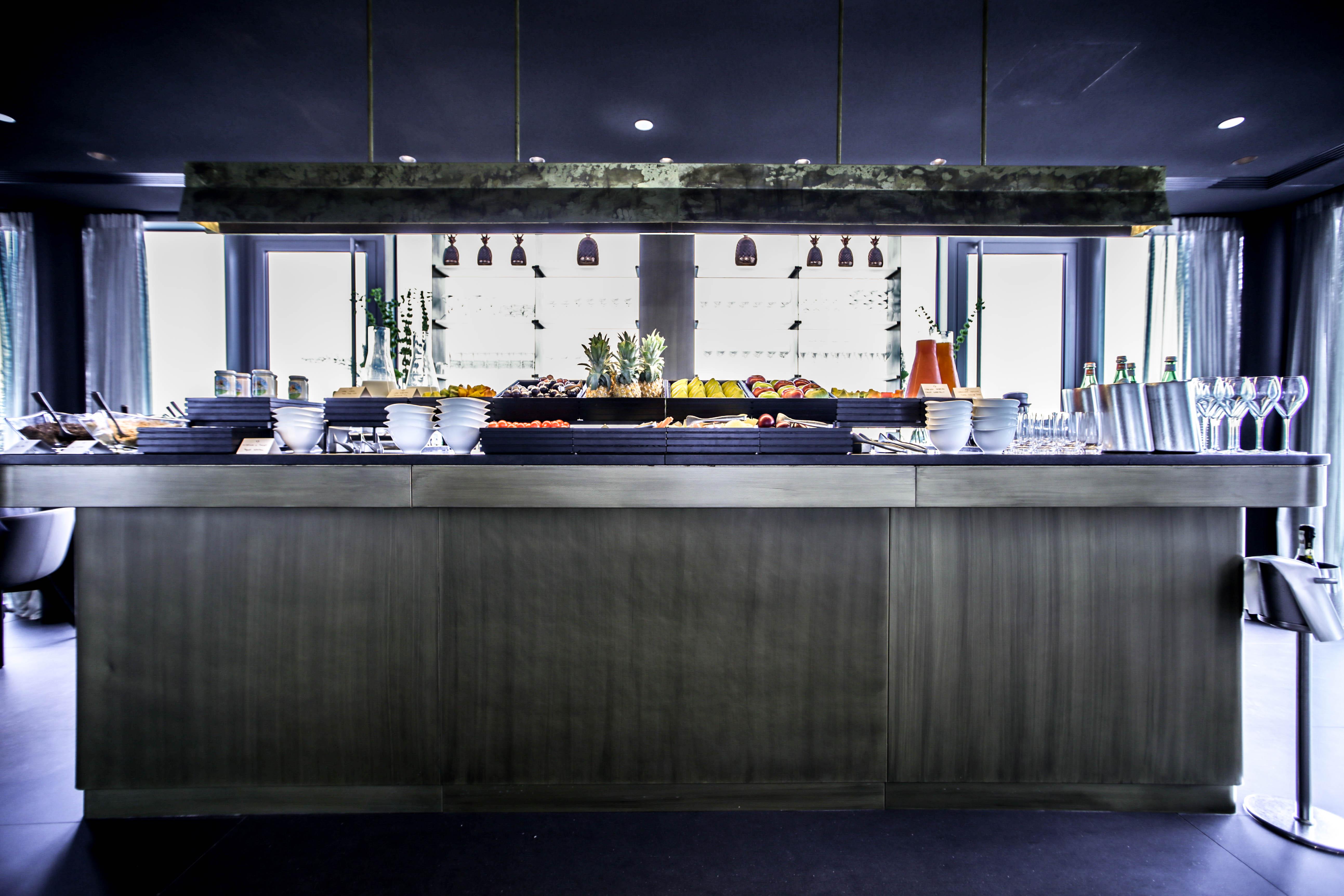 โรงแรมวีไอยู มิลาน ภายนอก รูปภาพ The open kitchen at the restaurant