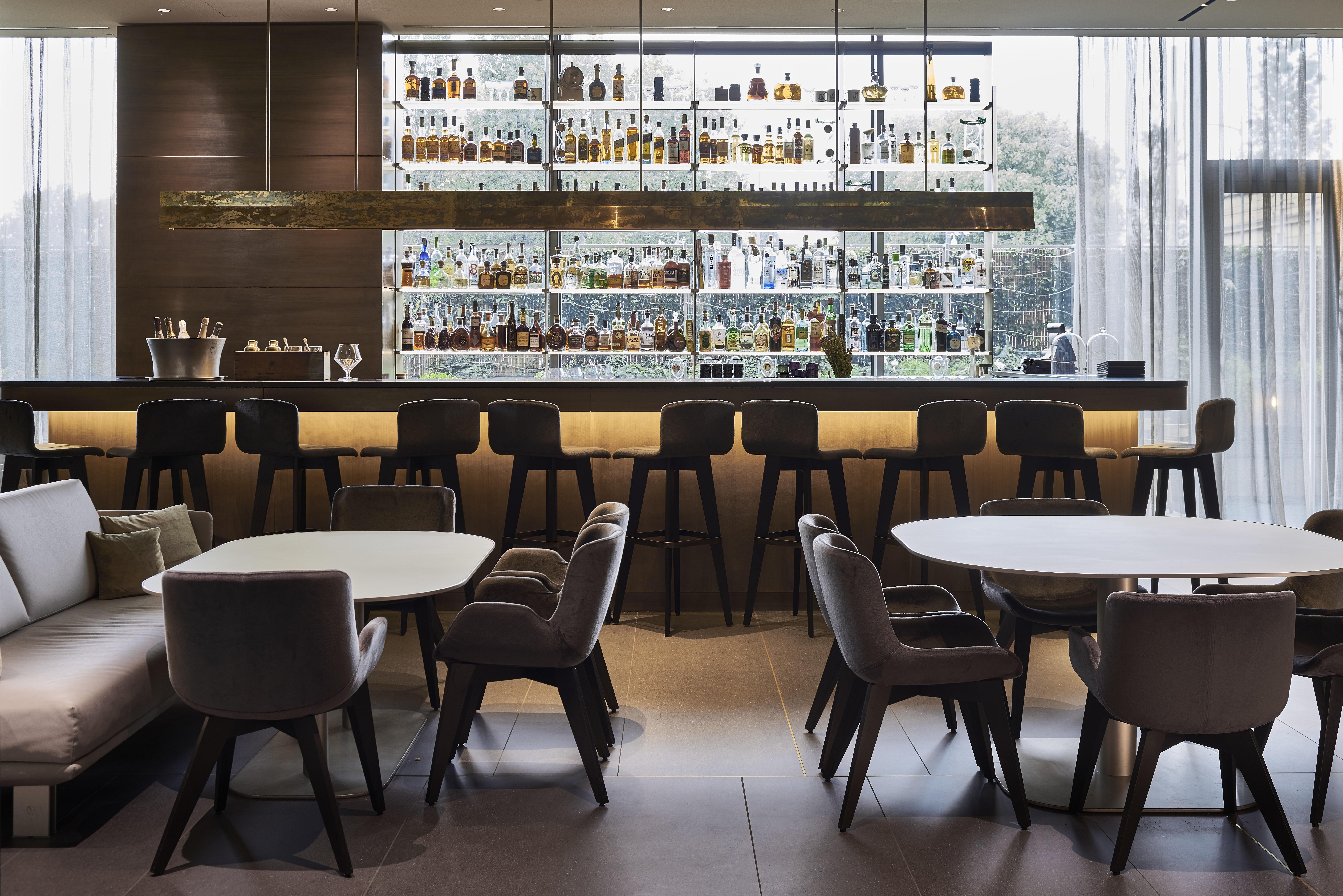 โรงแรมวีไอยู มิลาน ภายนอก รูปภาพ The bar at the 100 Queen's Gate