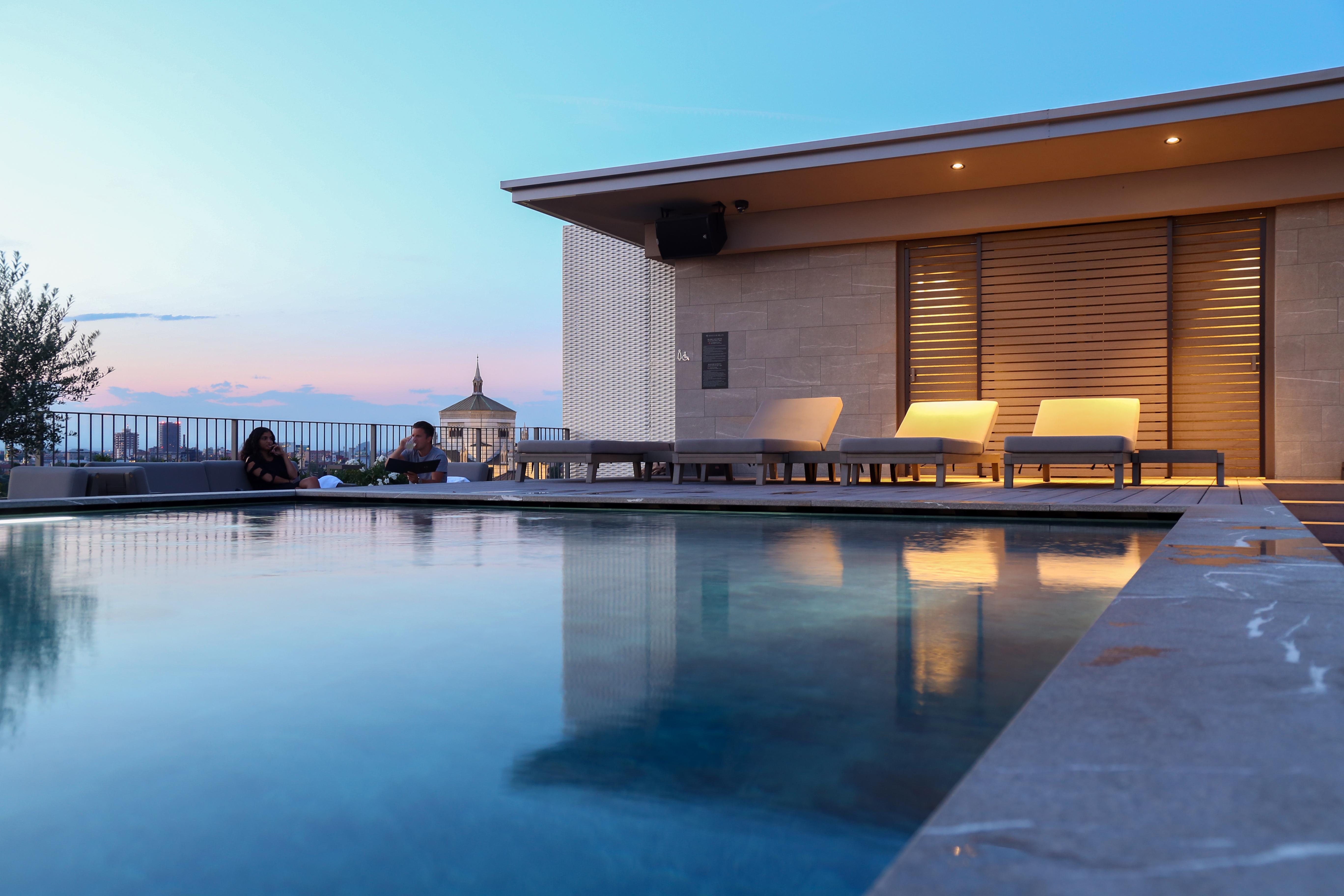โรงแรมวีไอยู มิลาน ภายนอก รูปภาพ The rooftop pool at the Mandarin Oriental Barcelona