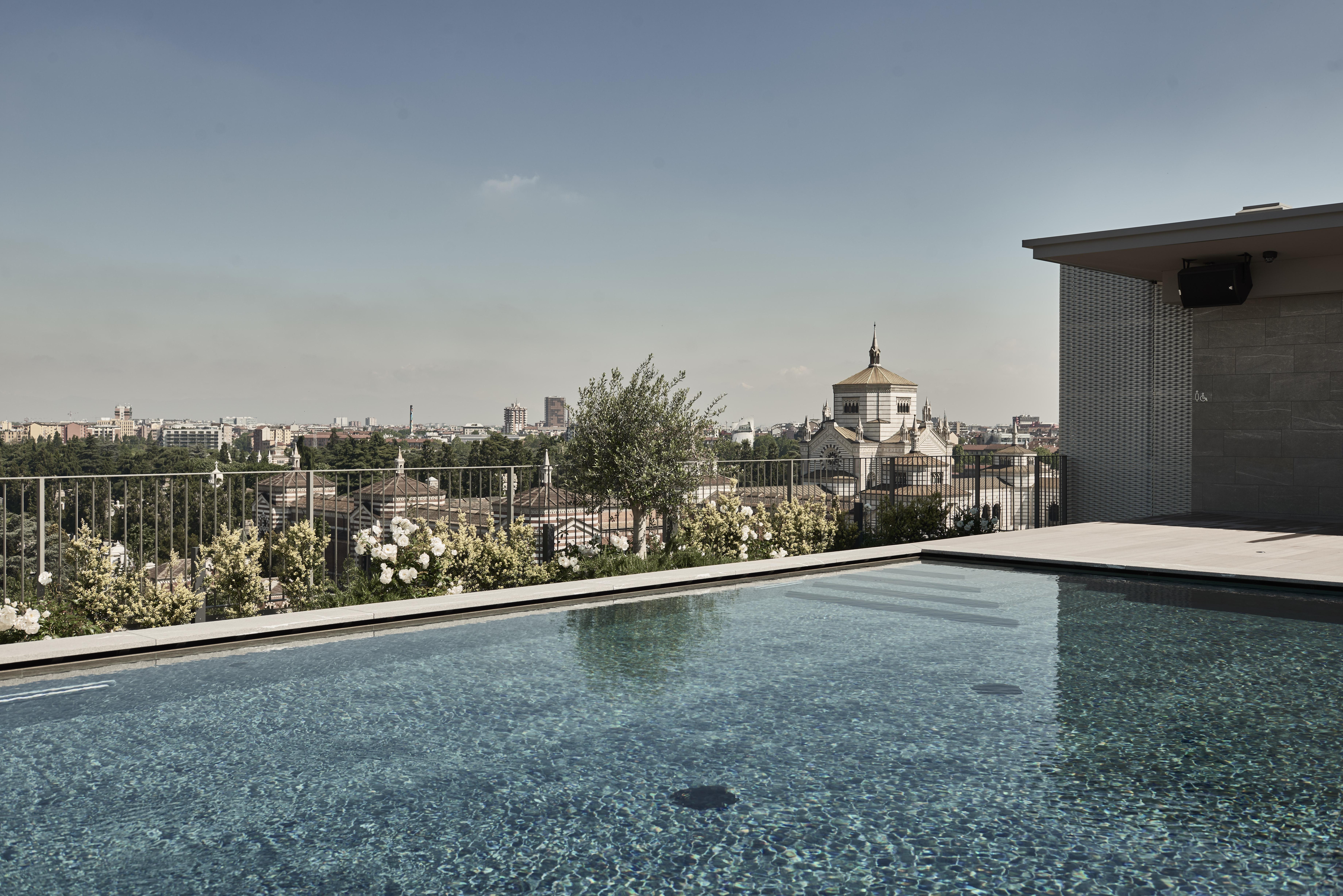 โรงแรมวีไอยู มิลาน ภายนอก รูปภาพ The rooftop pool
