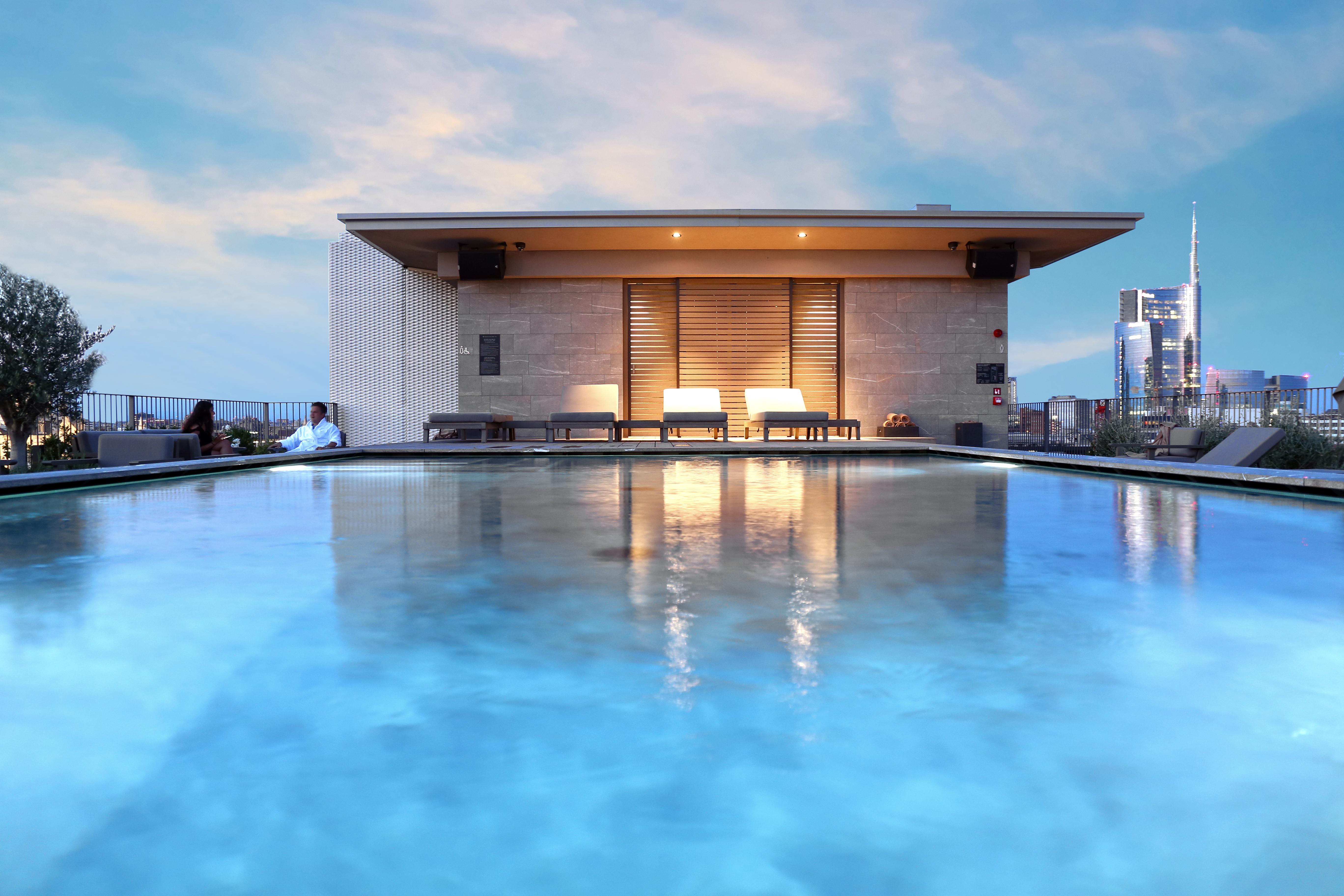 โรงแรมวีไอยู มิลาน ภายนอก รูปภาพ The rooftop pool at the hotel
