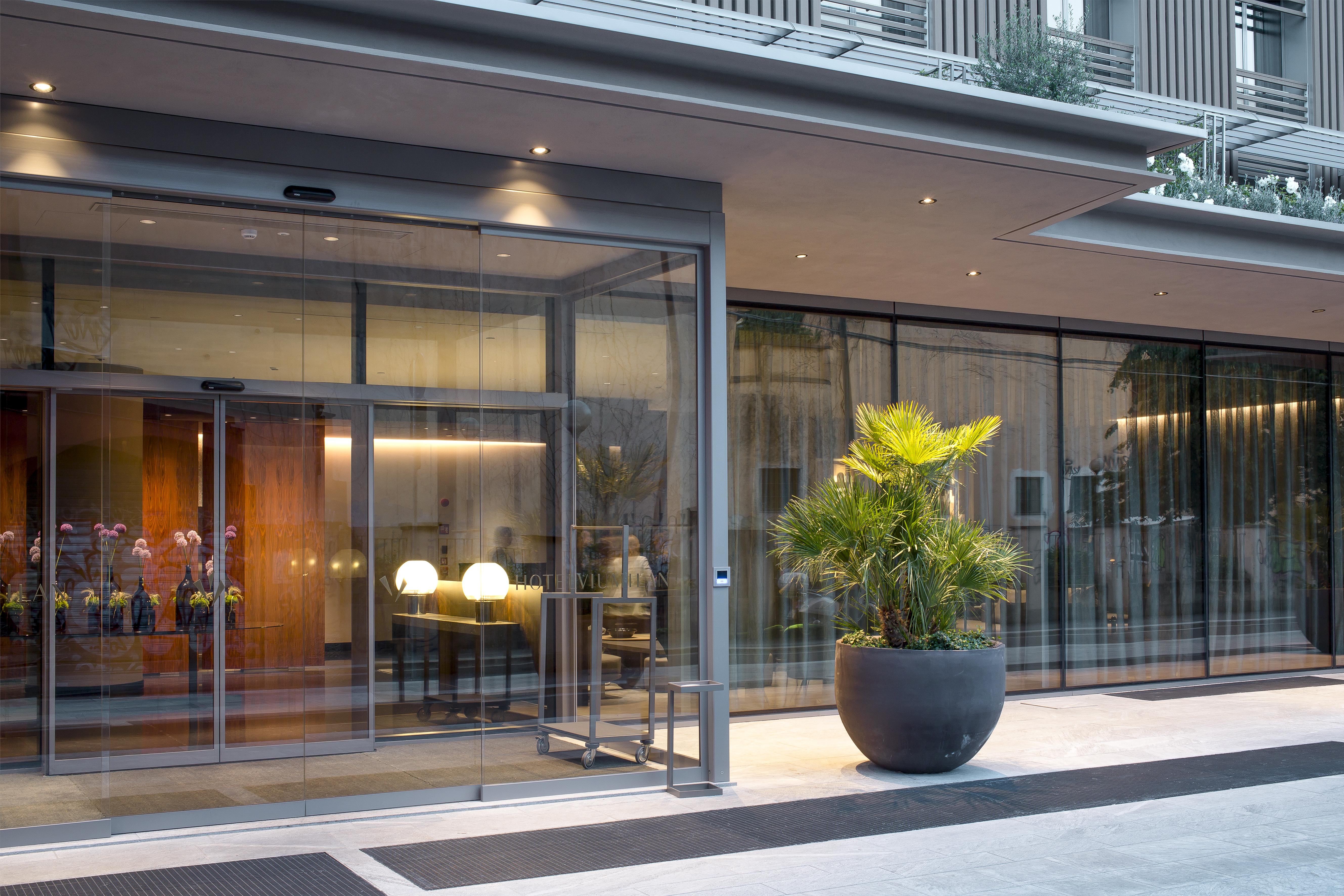 โรงแรมวีไอยู มิลาน ภายนอก รูปภาพ Entrance to the hotel