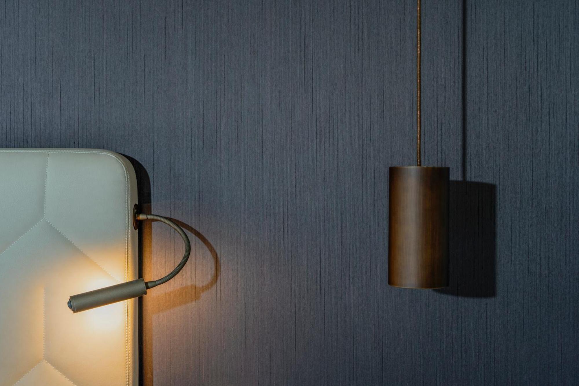 โรงแรมวีไอยู มิลาน ภายนอก รูปภาพ A wall covered with a textured wallpaper