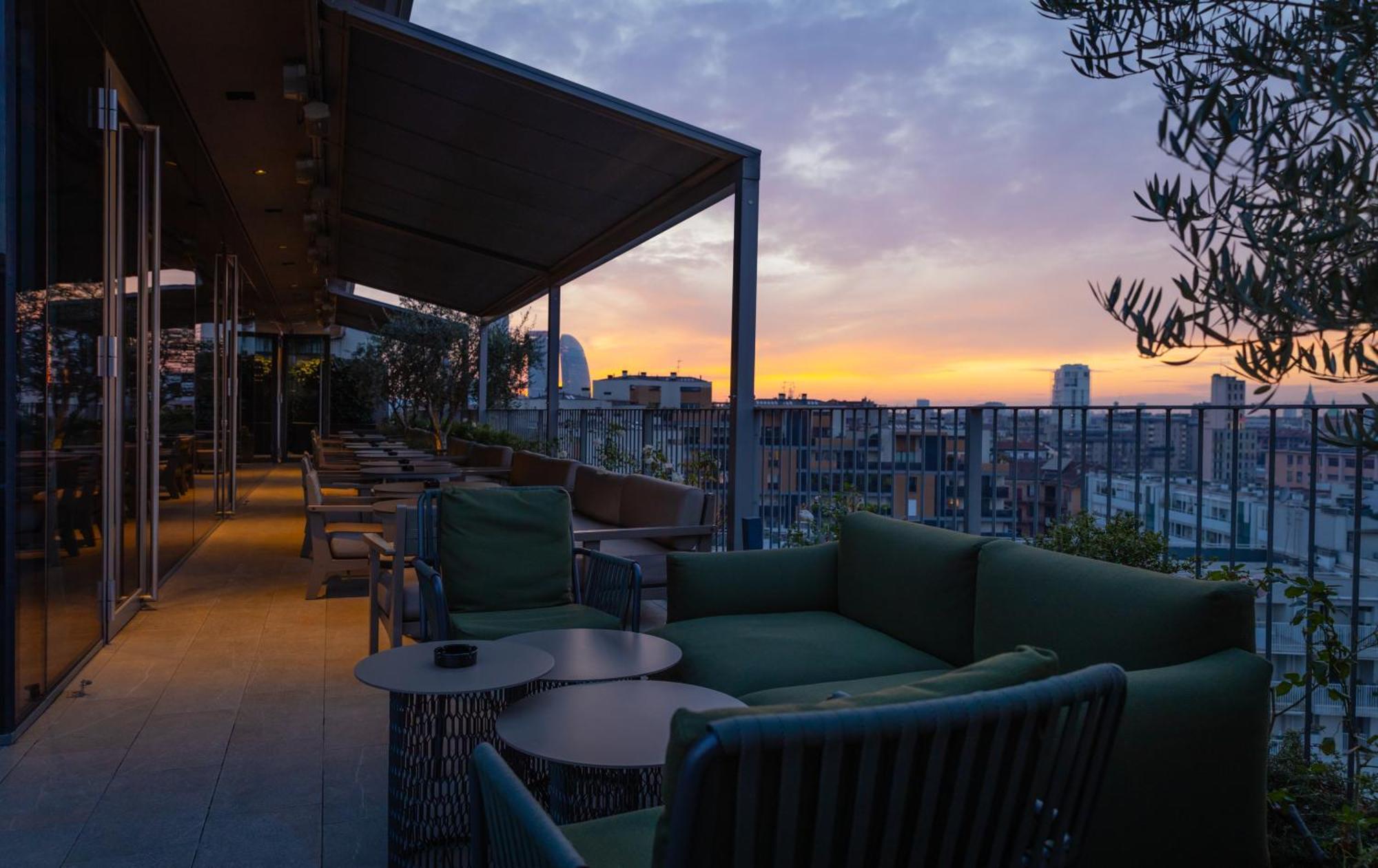 โรงแรมวีไอยู มิลาน ภายนอก รูปภาพ The rooftop bar at the hotel