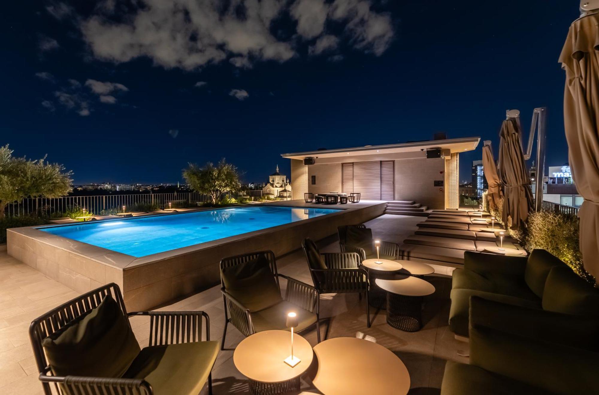 โรงแรมวีไอยู มิลาน ภายนอก รูปภาพ Rooftop pool at the hotel