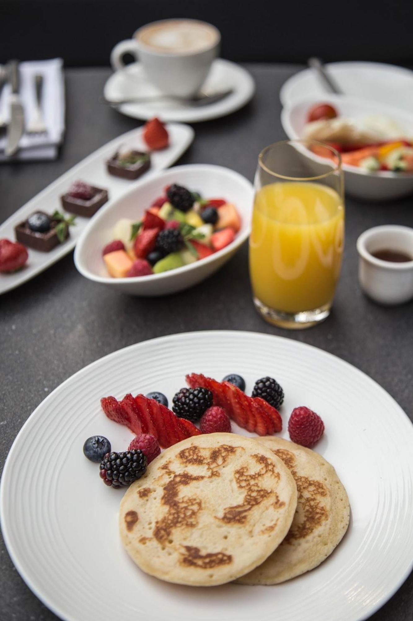 โรงแรมวีไอยู มิลาน ภายนอก รูปภาพ A fruit salad with orange juice