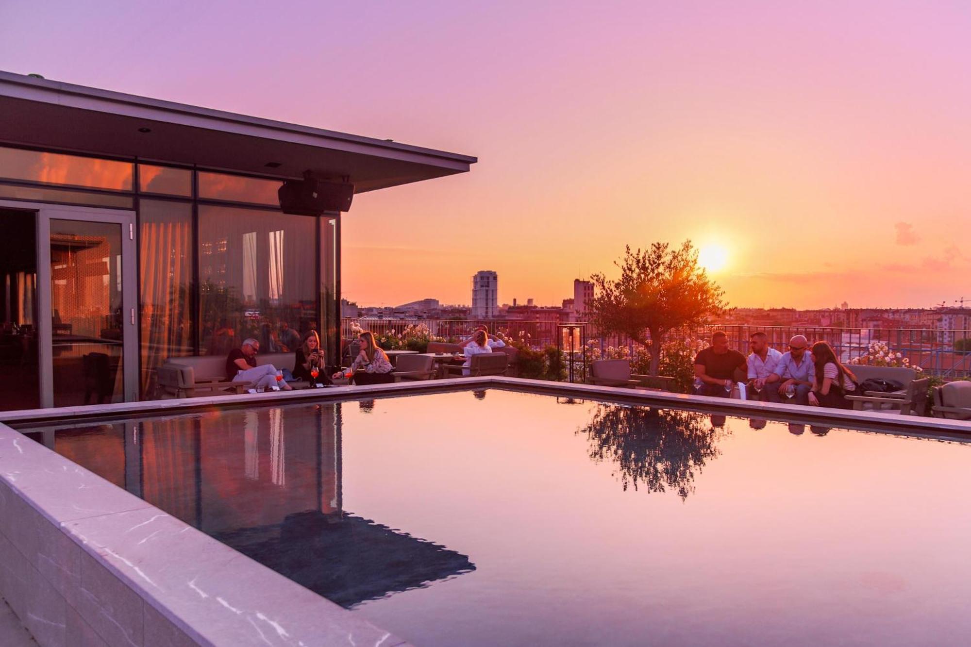 โรงแรมวีไอยู มิลาน ภายนอก รูปภาพ The rooftop pool at the Mandarin Oriental, Munich
