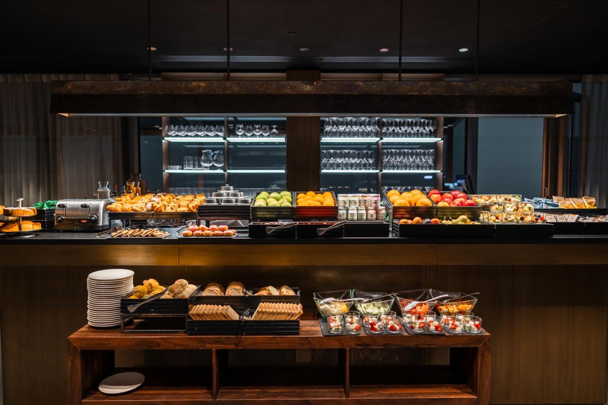 โรงแรมวีไอยู มิลาน ภายนอก รูปภาพ A buffet at a restaurant