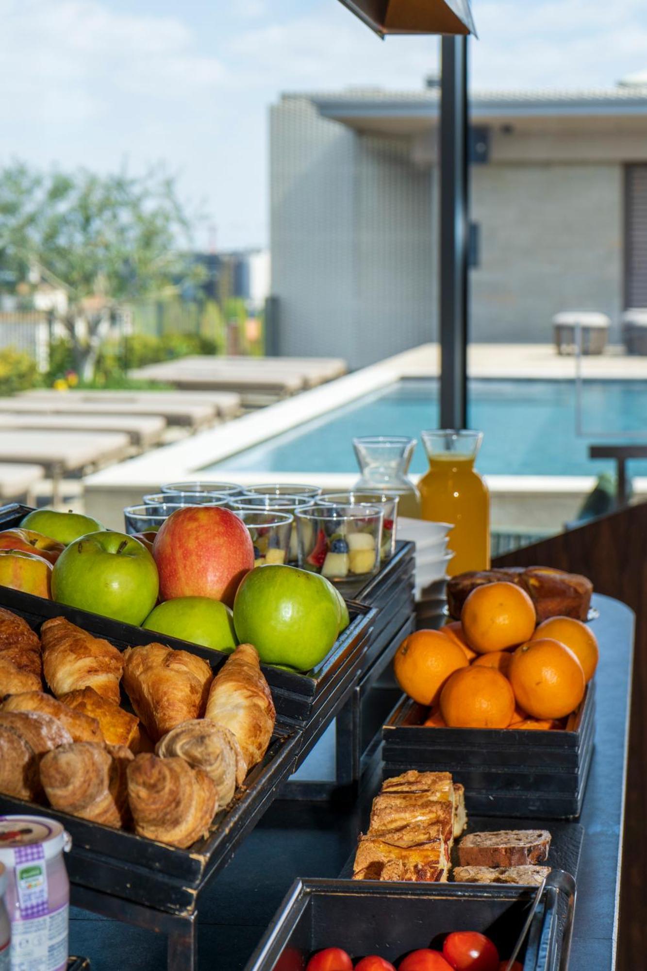 โรงแรมวีไอยู มิลาน ภายนอก รูปภาพ Poolside snacks