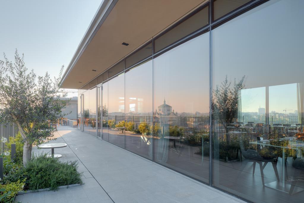 โรงแรมวีไอยู มิลาน ภายนอก รูปภาพ The rooftop terrace