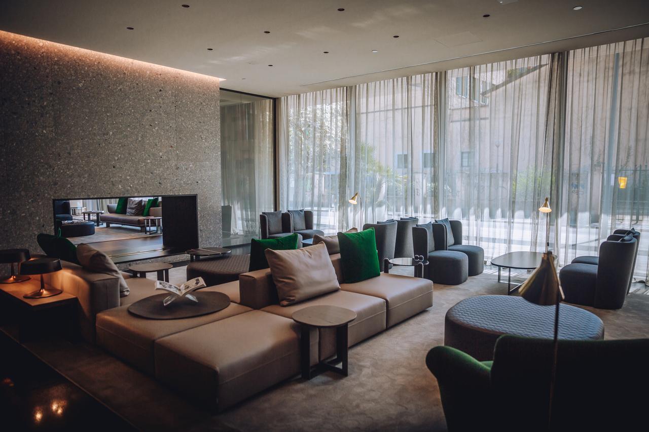 โรงแรมวีไอยู มิลาน ภายนอก รูปภาพ The lounge at the airport