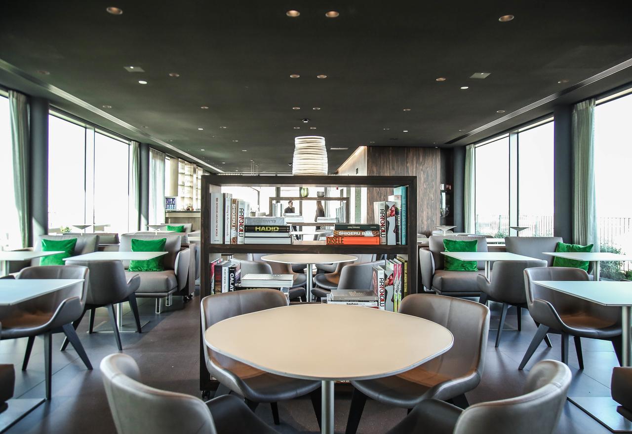 โรงแรมวีไอยู มิลาน ภายนอก รูปภาพ The interior of the lounge