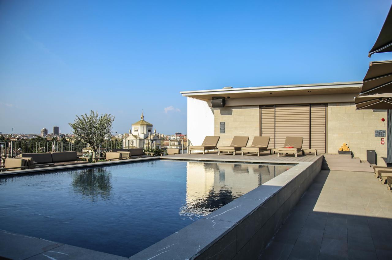 โรงแรมวีไอยู มิลาน ภายนอก รูปภาพ The rooftop pool